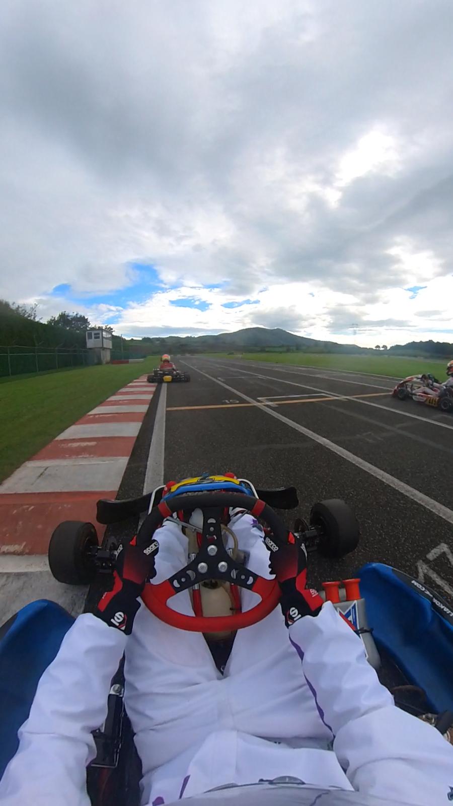 Nella foto stavo facendo una gara con due miei amici su un kart da competizione